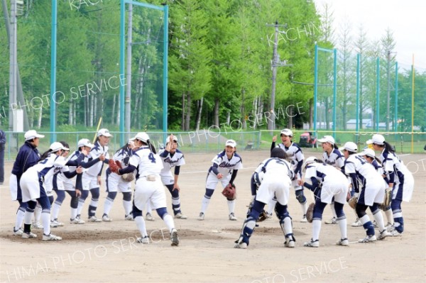【リーグ戦・帯大谷―帯南商】初回の守りの前に円陣を組み士気を高める帯大谷の選手たち