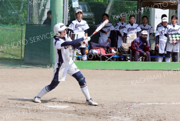 【リーグ戦・帯大谷―帯南商】帯大谷は３回１死三塁で船戸ゆなが右前へ適時三塁打を放ち、１０―０とリードを広げる