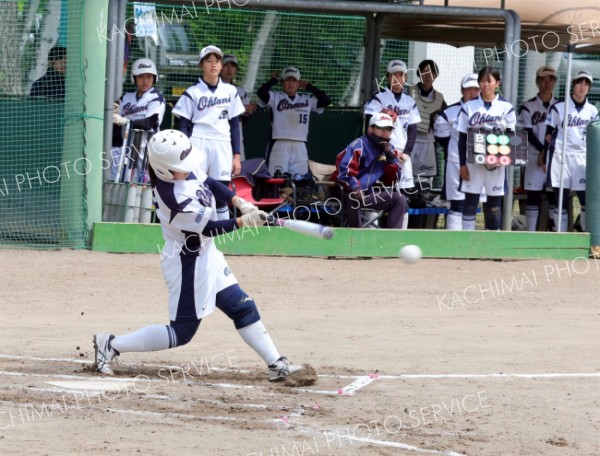 【リーグ戦・帯大谷―帯南商】帯大谷は１回２死二塁で貞廣実怜主将が三遊間を破る適時打を放ち、３―０とリードを広げる