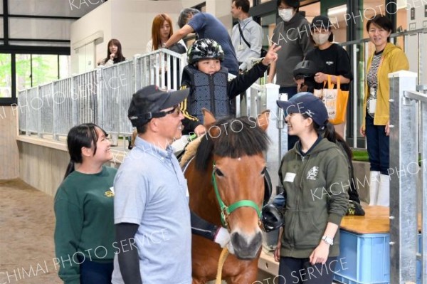 帯広畜産大学でホースセラピー事業　北斗病院通院児童対象に