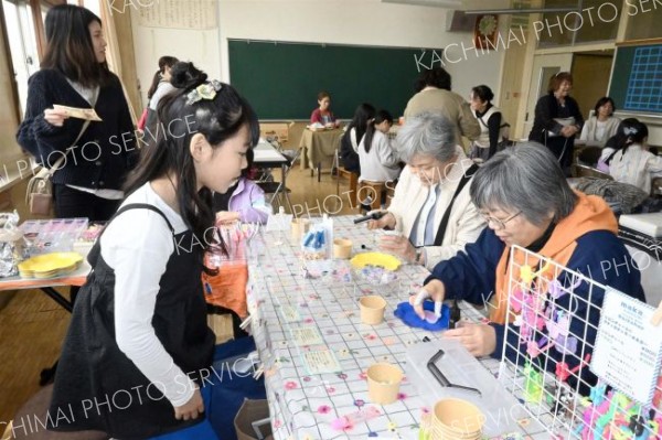 多世代でにぎわう　旧利別小でキラキラマルシェ