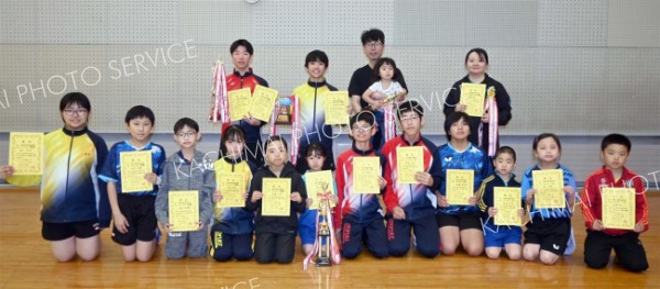 優勝目指して７０代までの５２人が熱戦　音更町卓球春季大会