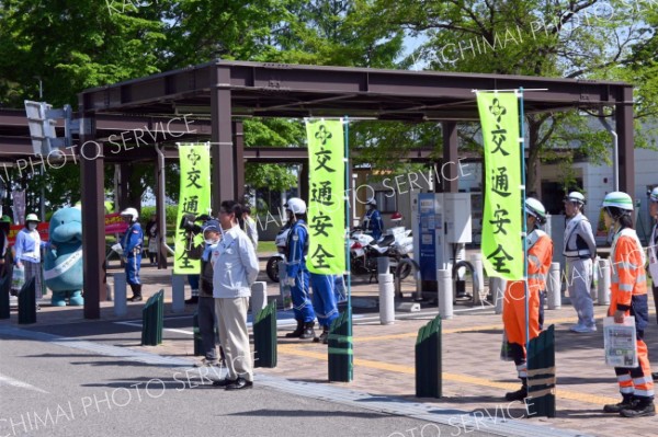 十勝平原ＳＡで交通安全を呼び掛けるネクスコ社員と十勝隊