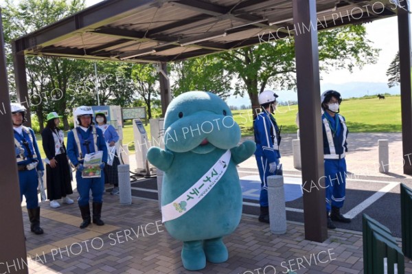十勝平原ＳＡで安全運転を呼び掛けるマナーティ
