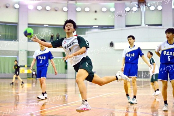 男子優勝決定戦・帯三条―帯柏葉（金野和彦撮影）