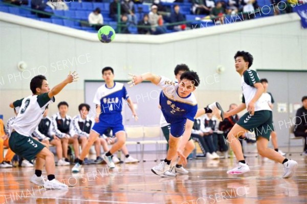 【男子優勝決定戦・帯三条―帯柏葉】前半、帯三条の橘井証主将（青白ユニホーム、手前）が同点ゴールを決め、１１―１１とする