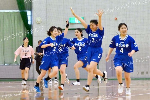 女子優勝決定戦・帯三条―帯柏葉（金野和彦撮影）