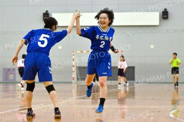 女子優勝決定戦・帯三条―帯柏葉（金野和彦撮影）