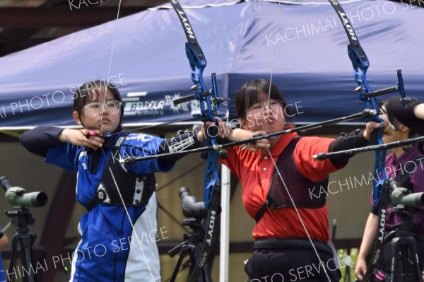 【女子個人戦】１年生で４位入賞を果たした齊藤胡果（左、帯三条）。右は優勝した