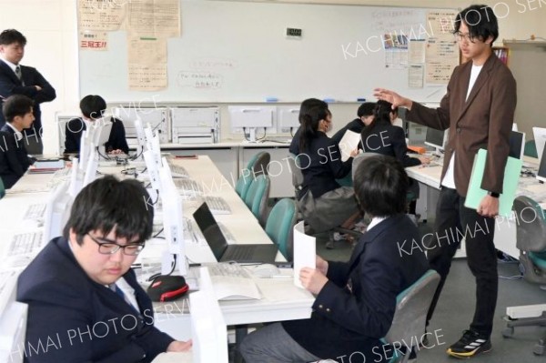 「広尾学」を担当する「広尾高校魅力向上コーディネーター」として生徒にアドバイスを送る