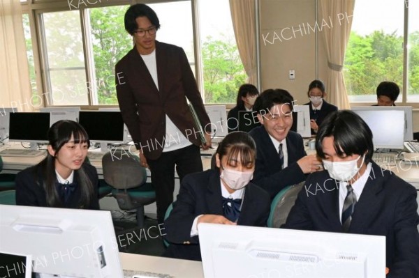 「広尾学」を担当する「広尾高校魅力向上コーディネーター」として生徒にアドバイスを送る