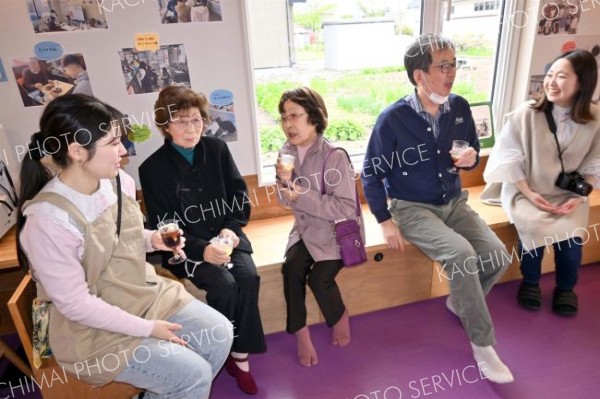 みどりの家のオープニングイベントで会話を楽しむ参加者たち