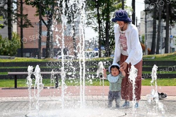 ぽかぽか陽気水遊び　気温上昇　新得２５・８度