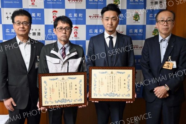 広尾町が学校グラウンド整備の２社に感謝状