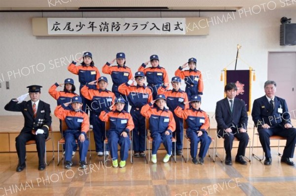 今年度の少年消防クラブに入団した児童たち