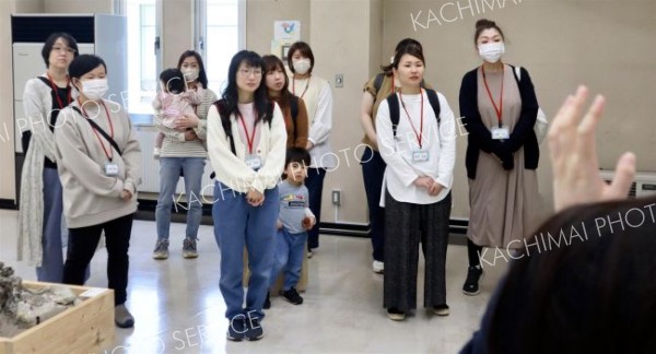 音更ふるさと資料館を見学する受講者ら