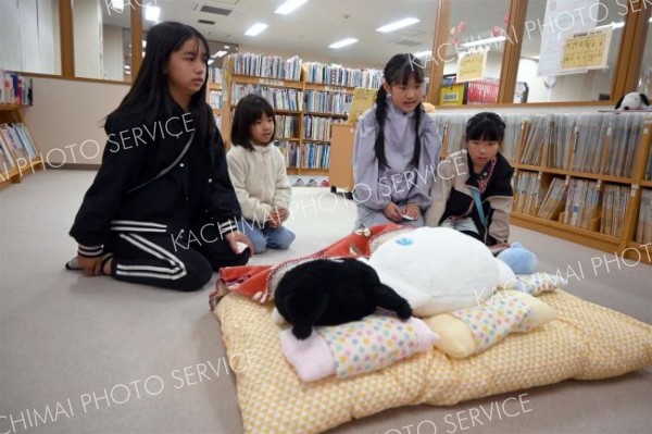 かわいがっている縫いぐるみを寝かしつける参加した子どもら