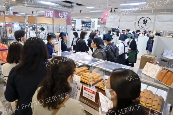 買い物客でにぎわう会場