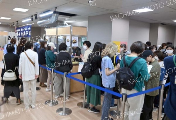 １３ブランドが実演販売。人気店には長い行列ができた