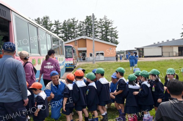 餌やり体験「いっぱい食べてくれたよ」　第一いずみ幼稚園児が帯広農業高で動物触れ合い 5