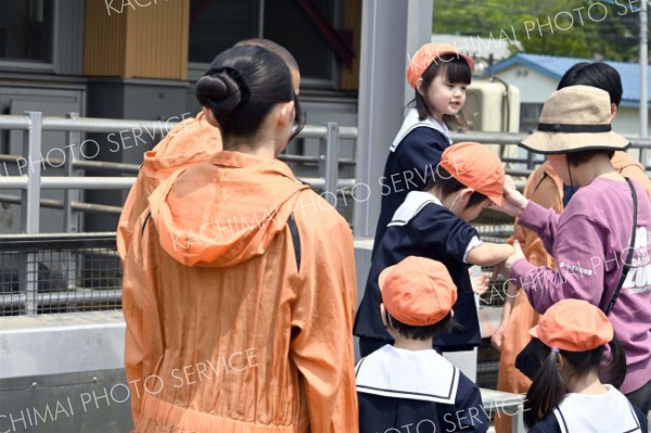 餌やり体験「いっぱい食べてくれたよ」　第一いずみ幼稚園児が帯広農業高で動物触れ合い 8