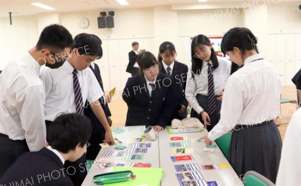 カードゲームでＳＤＧｓを学ぶ高校生