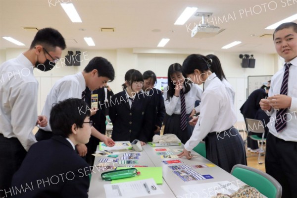 カードゲームでＳＤＧｓを学ぶ高校生