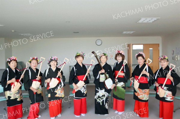 発足した「友愛シスターズ」（左から沖さん、角森さん、高田代表、笹本さん、三輪さん、高橋さん、板矢さん、小川さん）