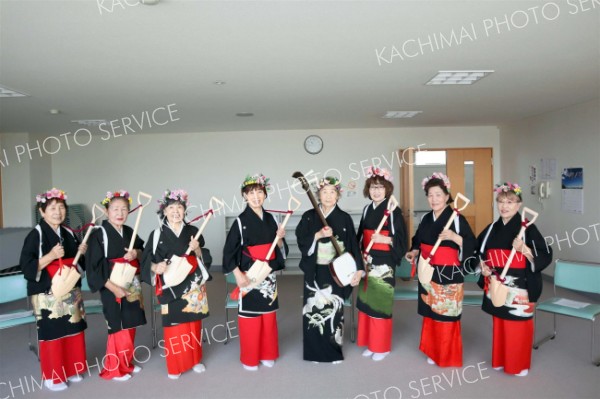 発足した「友愛シスターズ」（左から沖さん、角森さん、高田代表、笹本さん、三輪さん、高橋さん、板矢さん、小川さん）