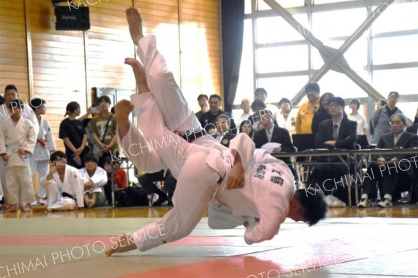 【団体戦決勝・帯広刑務所―帯広支部】帯広刑務所の大将・加藤亘真（手前）が内股で有効を奪い、そのまま逃げ切って優勝をもたらした