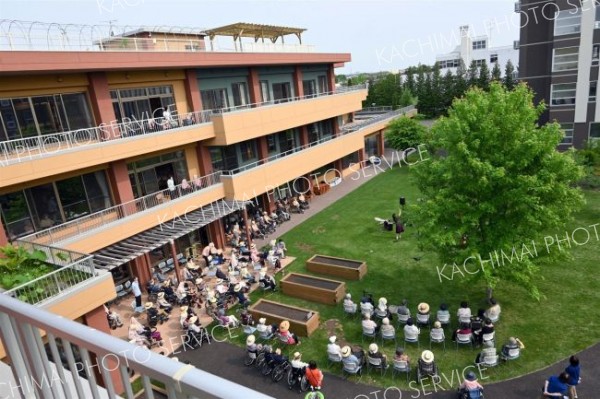 約１００人の施設利用者がライブを楽しむ会場となったガーデン「星の庭」