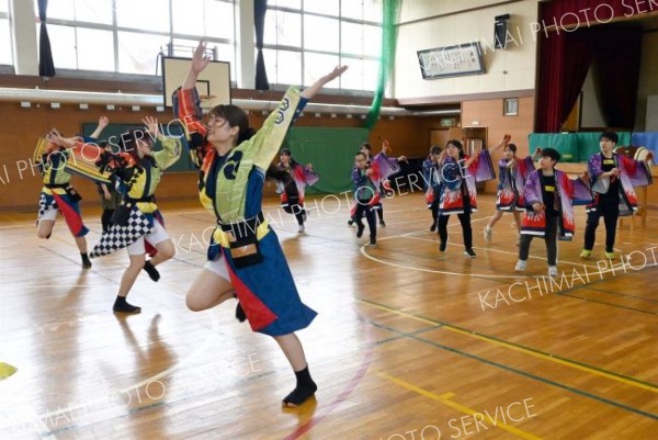 運動会でのヨサコイへ地元チーム手ほどき　帯広愛国小