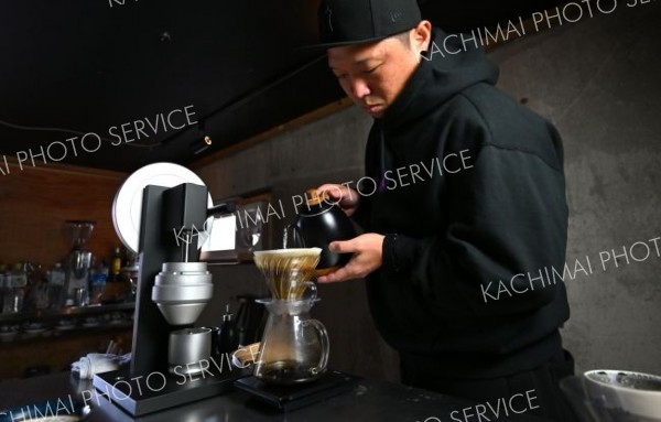 用いている円すい型のドリッパーは味わいの調節が利く半面、操作が難しい。車に例えると「スポーツカーですね」と話す