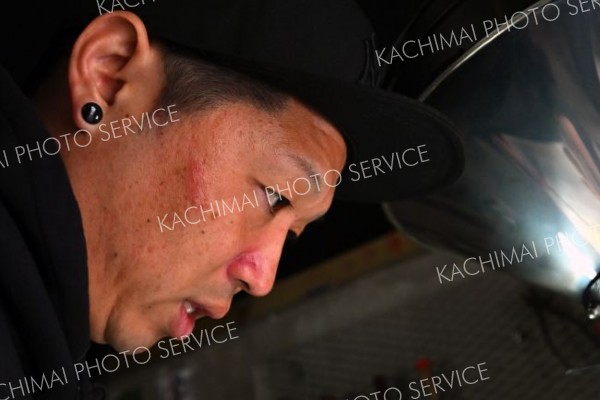 真剣な表情で焙煎機を見つめる