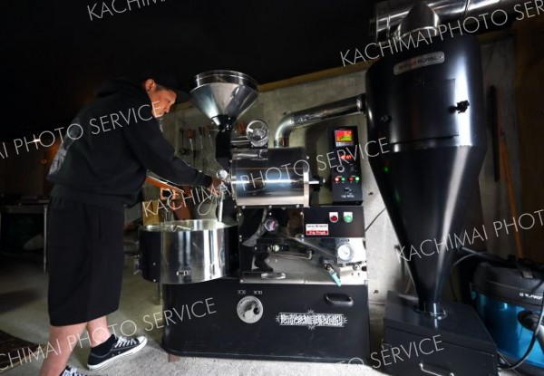 使用する焙煎機は国産でコーヒーショップなどが使用する業務用のもの