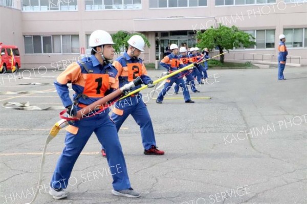 訓練の成果を披露　新得・屈足消防団が演習