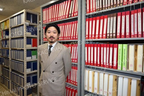 点字図書館の書庫を紹介する新理事長