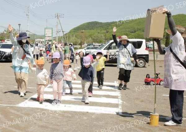 横断歩道の渡り方を学ぶ園児