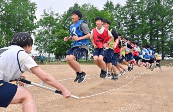 タイミングを合わせて大縄を跳ぶ生徒たち（３１日、帯広川西、塩原真撮影）