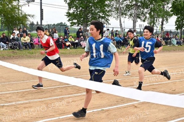 保護者が見学する前で力走する生徒たち（３１日、帯広川西、塩原真撮影）