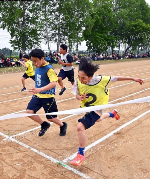 ゴールを駆け抜ける生徒たち（３１日、帯広川西、塩原真撮影）