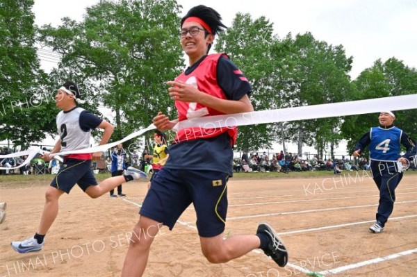 保護者が見学する前で力走する生徒たち（３１日、帯広川西、塩原真撮影）