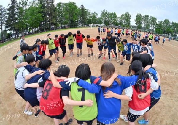 円陣を組んで気合を入れる生徒たち（３１日、帯広川西、塩原真撮影）