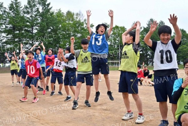 大縄跳びで勝利し喜びを爆発させる生徒たち（３１日、帯広川西、塩原真撮影）