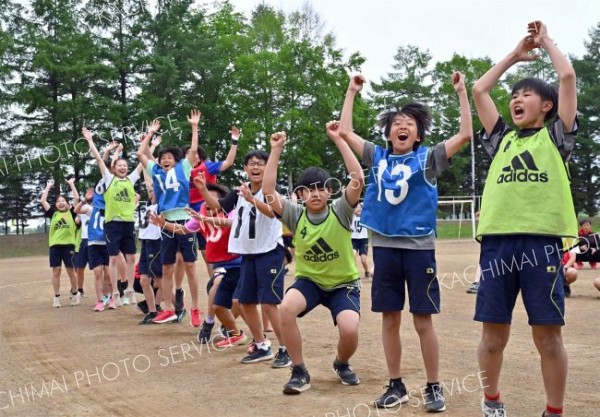 大縄跳びで勝利し喜びを爆発させる生徒たち（３１日、帯広川西、塩原真撮影）