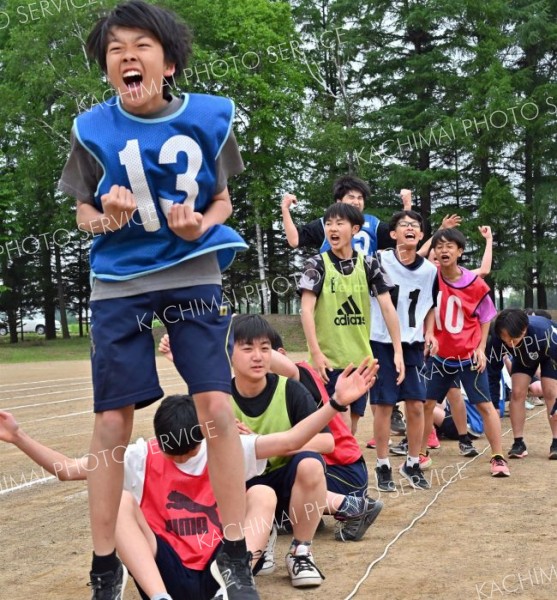 大縄跳びで勝利し喜びを爆発させる生徒たち（３１日、帯広川西、塩原真撮影）