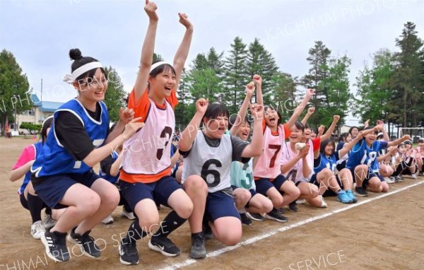 女子対抗の玉入れを制し、拳を上げ喜ぶ生徒たち（３１日、帯広川西、塩原真撮影）