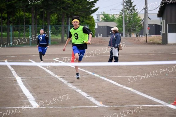 ゴールテープめがけて、最後のラストスパート！（３１日、更別中央、近藤周撮影）