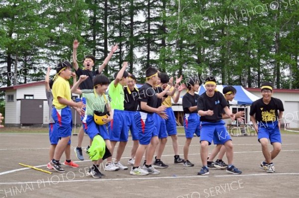 好成績に喜ぶ生徒たち（３１日、更別中央、近藤周撮影）