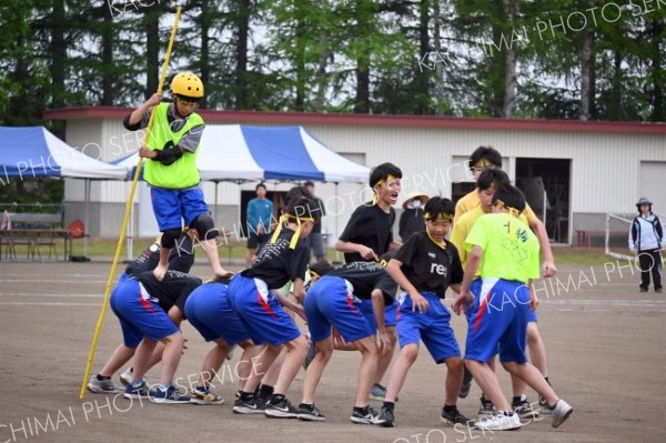 男子によるいかだ下り。チームワークが試される競技で学年を超えて力を合わせた（３１日、更別中央、近藤周撮影）